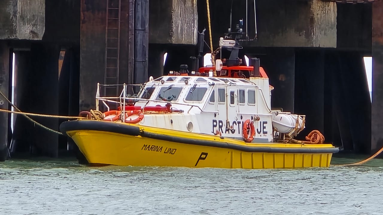 MARINA UNO en muelle